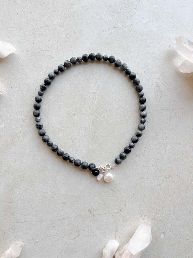 תמונה ממוזערת: מחרוזת לברדורייט | אלה- אפור