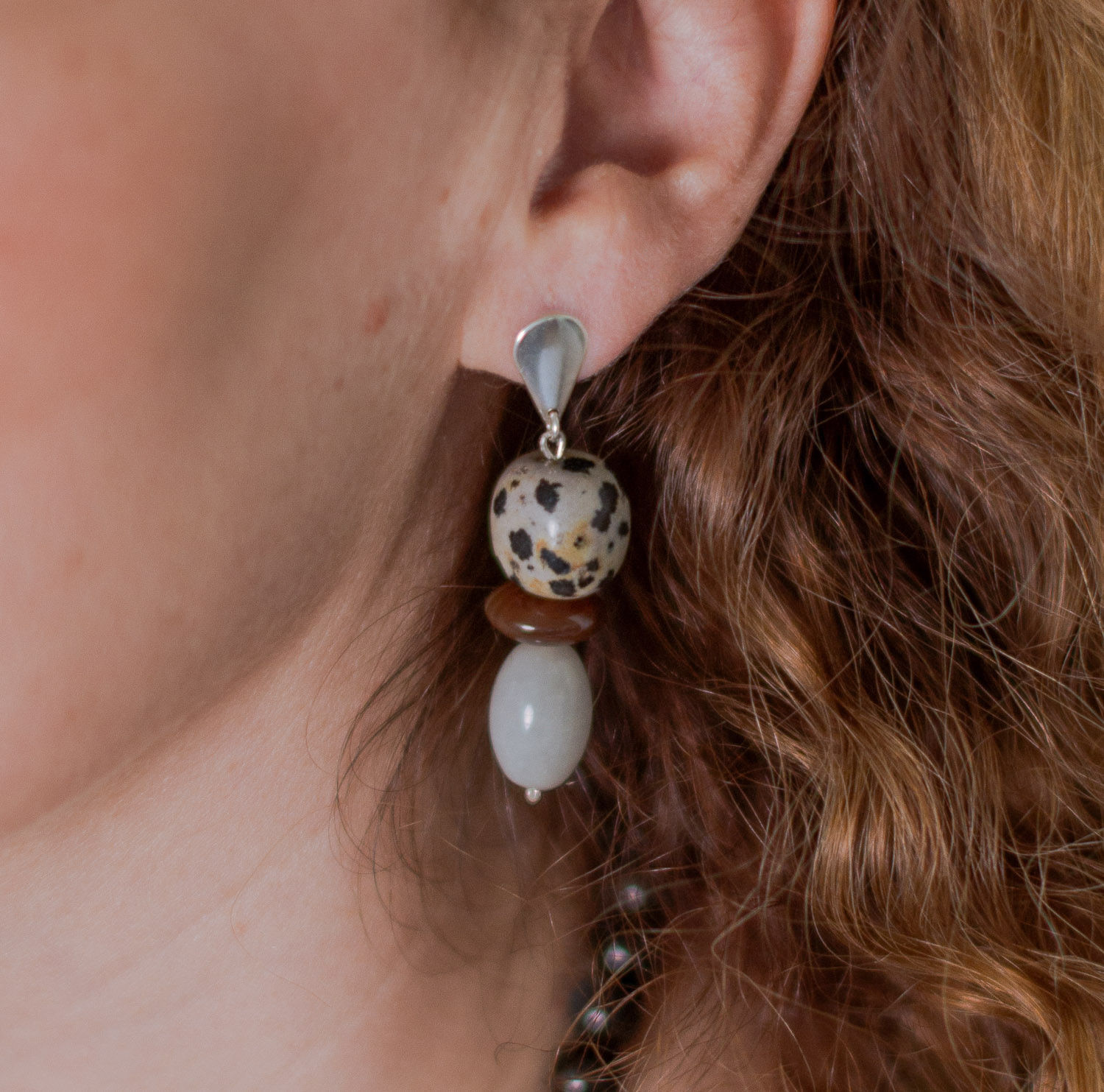 עגילי אגת, מונסטון וכסף | ירח יציב- חום+לבן