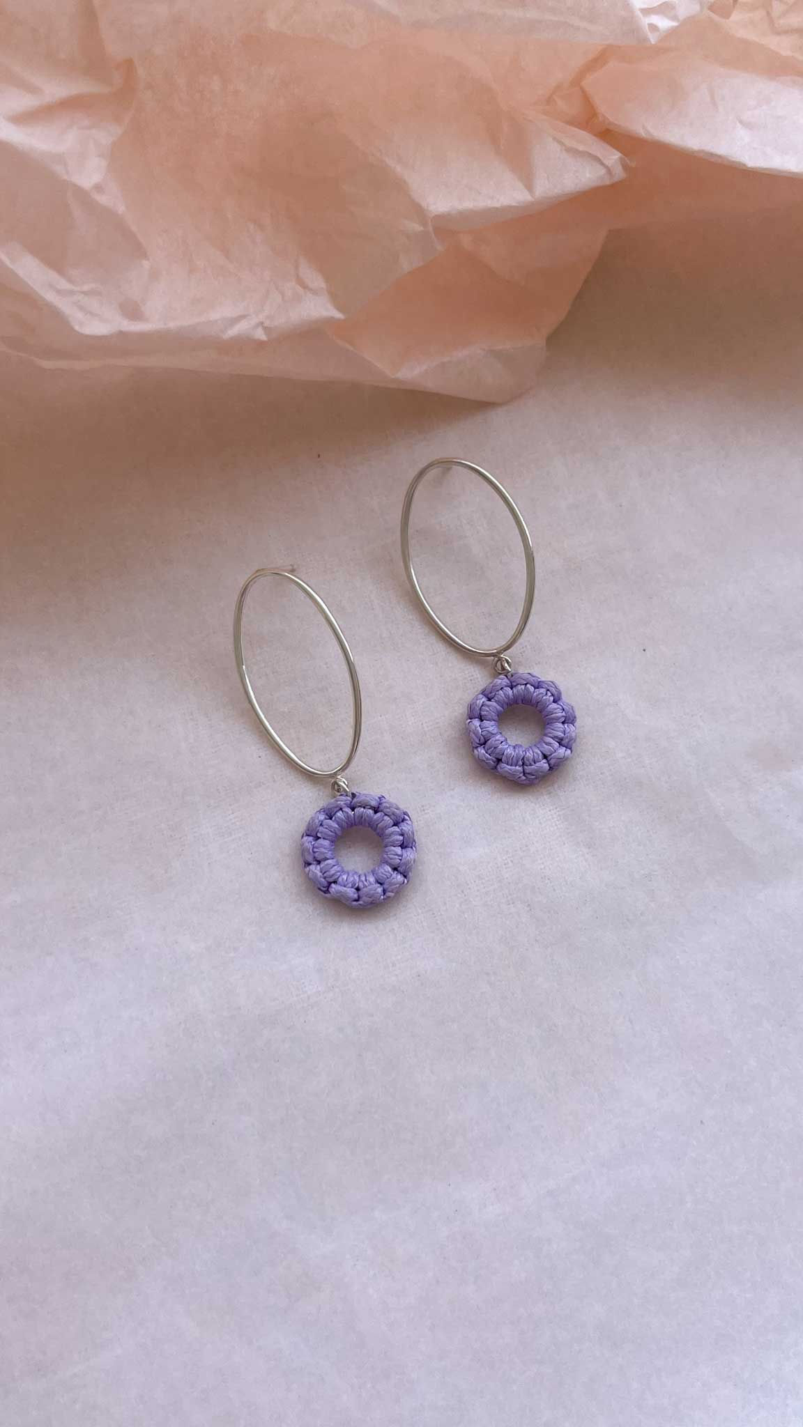 עגילים בצורת אובל מכסף אמיתי בשילוב פרח נטורבלה מחוט שעווה סגול