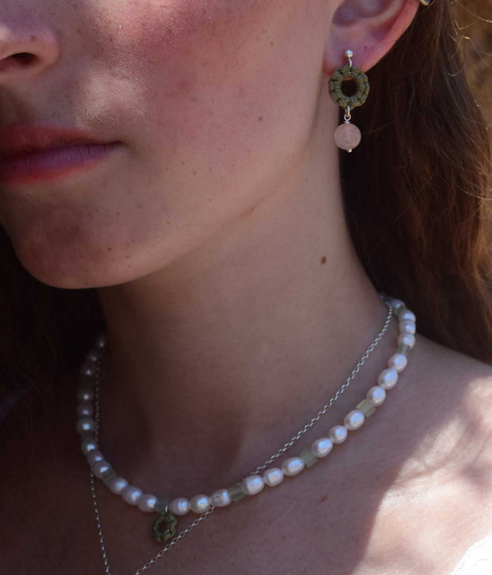 תמונה ממוזערת: עגילים קטנים עשויים מפרח נטורבלה בצבע ירוק זית ואבן קוורץ בגודל 8 מ״מ