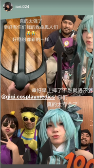 A collage of photos including selfies of iori.024 with Qiqi's Cosplay Medics and her prop trident. The text on the collage reads "真的太强了,幸好有你们我的救命恩人们 (2 crying emojis) 好稳的,像新的一样。幸好早上摔了不然就遇不到 @qiqiscosplaymedics 你们 真的太专业了“