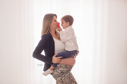 grávida filho no colo