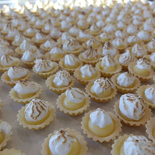 Bir davet için hazırlanmış yüzlerce limonlu mereng tartolet