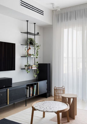 יחידת מדיה בון בשילוב דלתות לייזר בדוגמת חיתוך פלוס ודלתות חלקות עם ידיות פליז