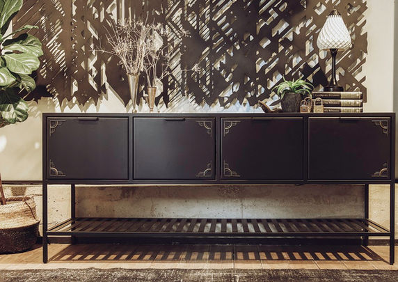 שידת ברזל בעיצוב אישי בשילוב ארבע דלתות 
 מעוטרות פרט פליז יצוק עם מדף פסים תחתון, גימור שחור מט
צילום: ניקי ווסטהפל