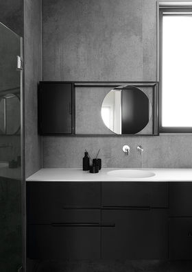 מראה עגולה לחדר הרחצה בשילוב מדף ודלת חלקה לאחסון קטן. גימור שחור מט. 
עיצוב פנים: עדי אדליס
צילום: טל ניסים