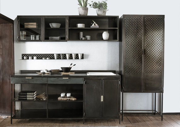 ארון ברזל (ויטרינה) עומד בעל רגליים גבוהות בשילוב דלתות בחיתוך לייזר בדוגמת כוכבים, בגימור ברזל טבעי וארונית ברזל תלויה עם שתי דלתות זכוכית אפורה מיושנת ומידוף פתוח בגימור ברזל טבעי