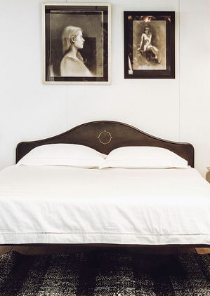 מיטת ברזל מעוצבת, מיטת מתכת מעוצבת, בשילוב פרט פליז בגימור ברזל טבעי. 