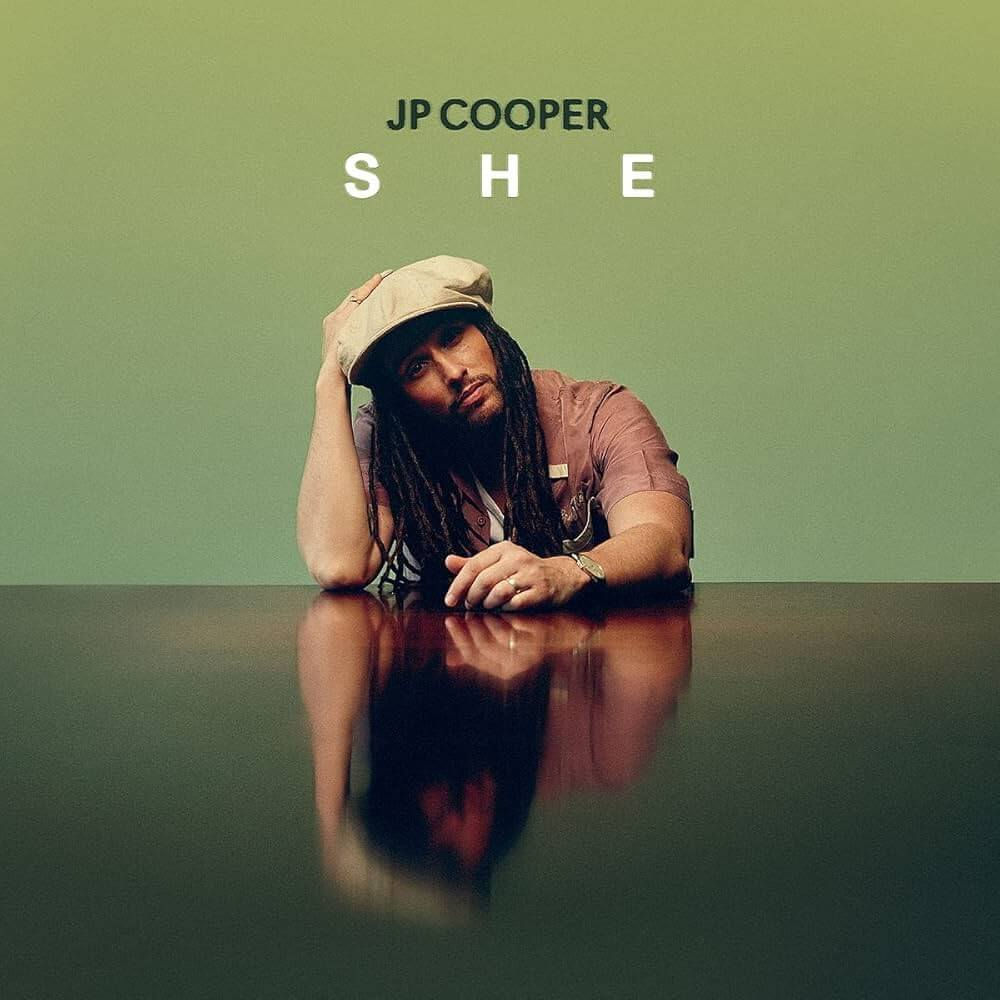 Albumcover van JP Cooper - SHE (Zwart Vinyl LP) (Limited 180 Gram Black Vinyl LP)