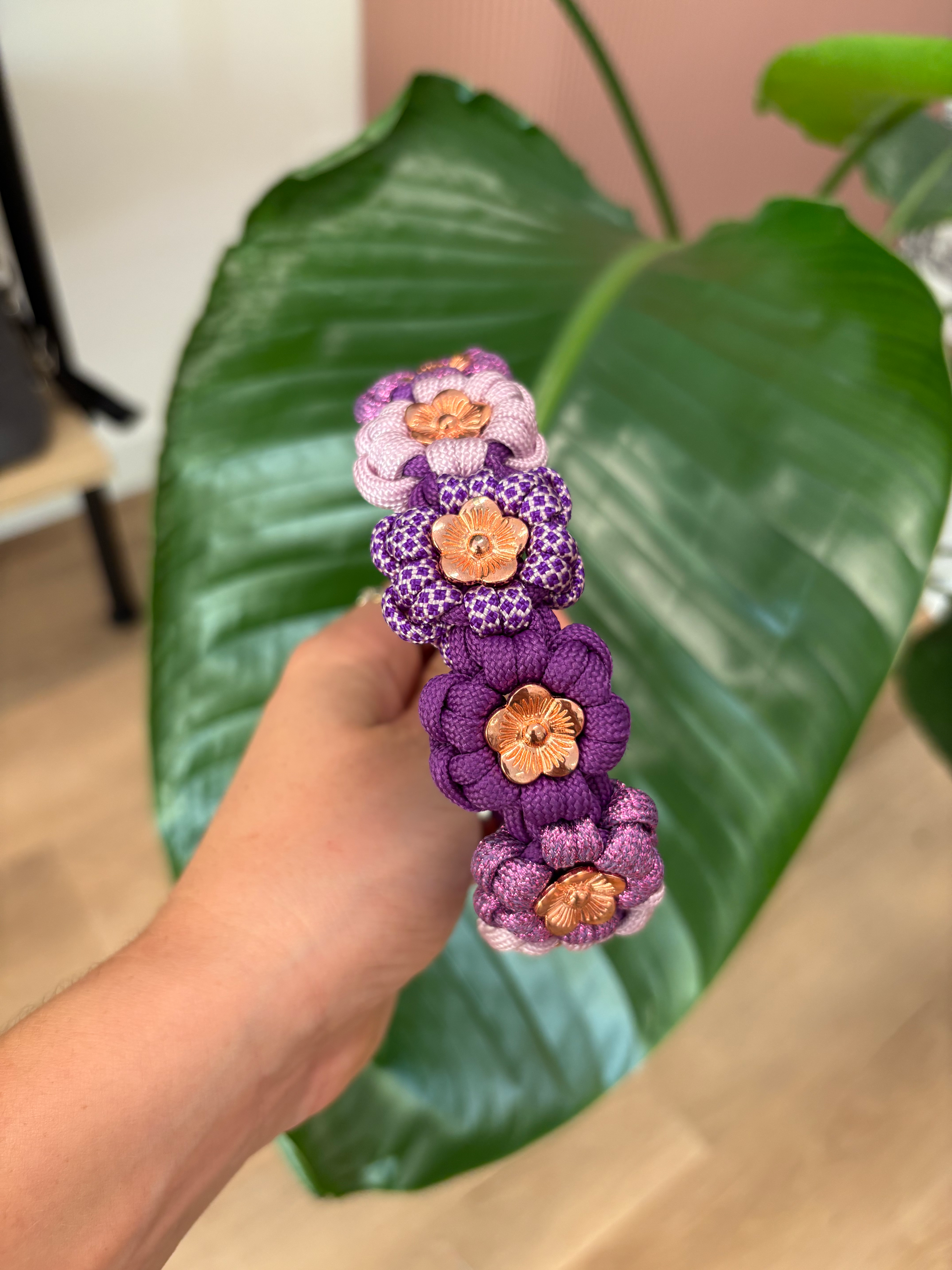 Collare fiori viola