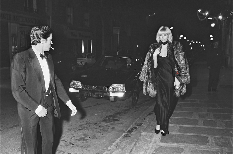 1975-MIREILLE DARC ET ALAIN DELON EN SOIREE A PARIS .png