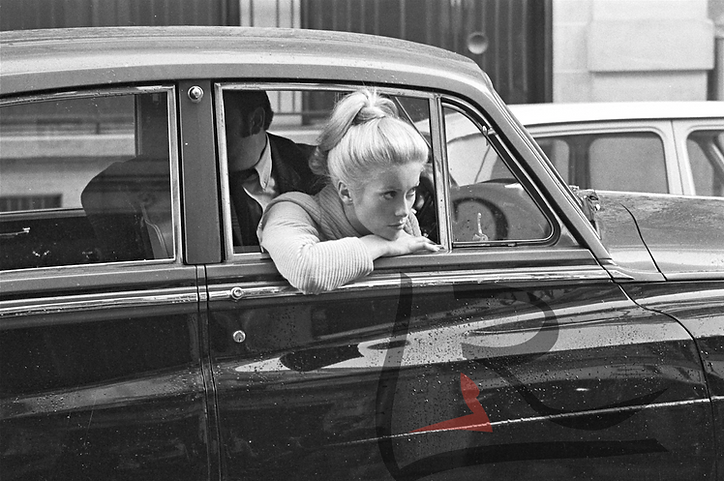 1967-CATHERINE DENEUVE SUR LE TOURNAGE DU FILM _MANON 70_ DE JEAN AUREL A PARIS .png