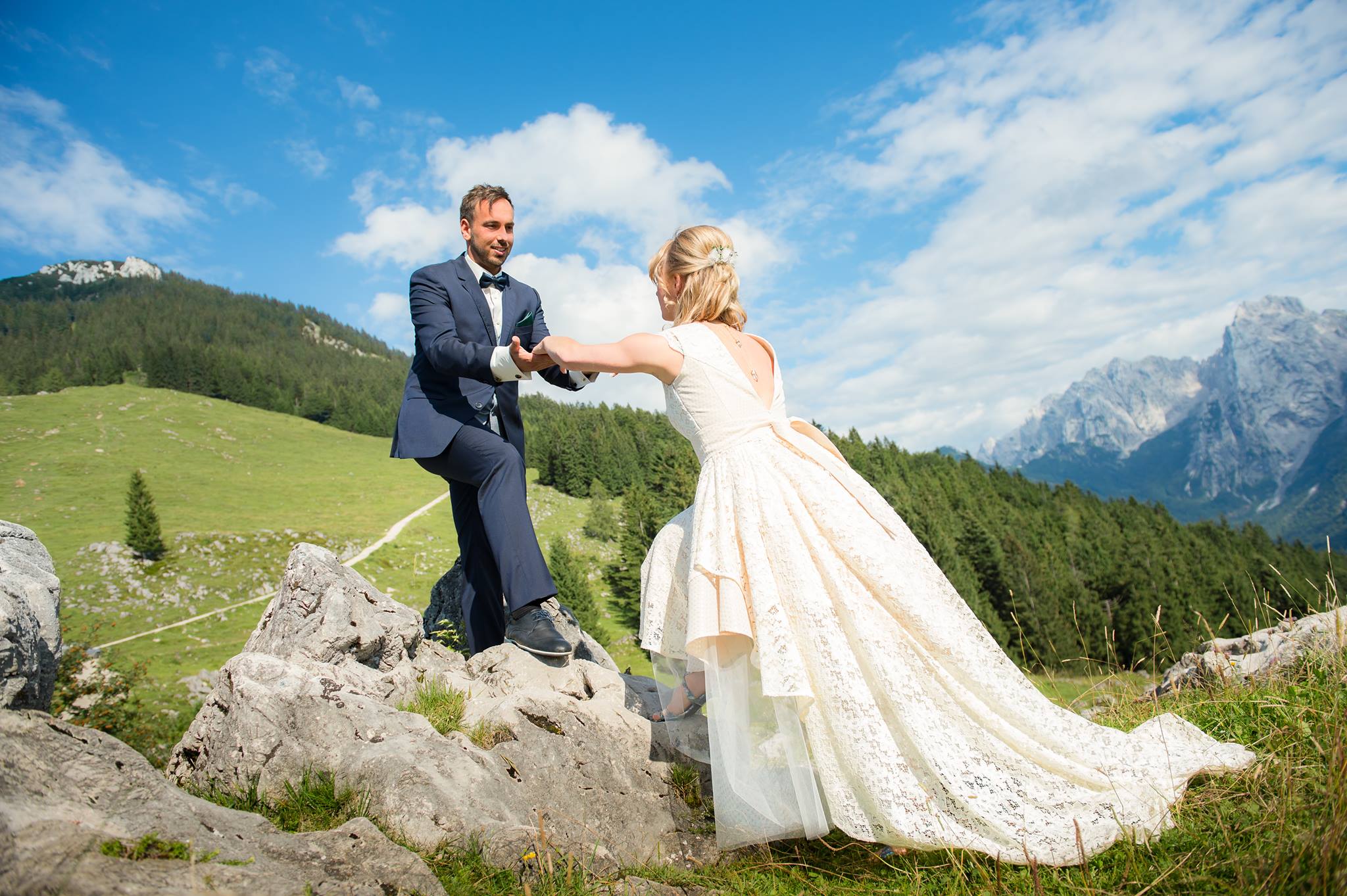 Brautkleid Aus Spitze Im Dirndl Look