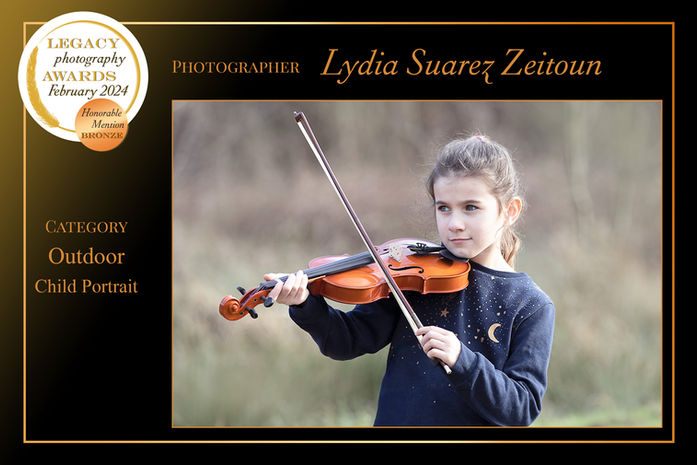 Fille jouant du violon en plein air, légende: Lydia Suarez Zeitoun, Portrait d'enfant