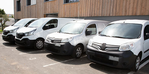 delivery-vans-to-deliver-the-parcels-park-front-of-head-office-of-company.jpg