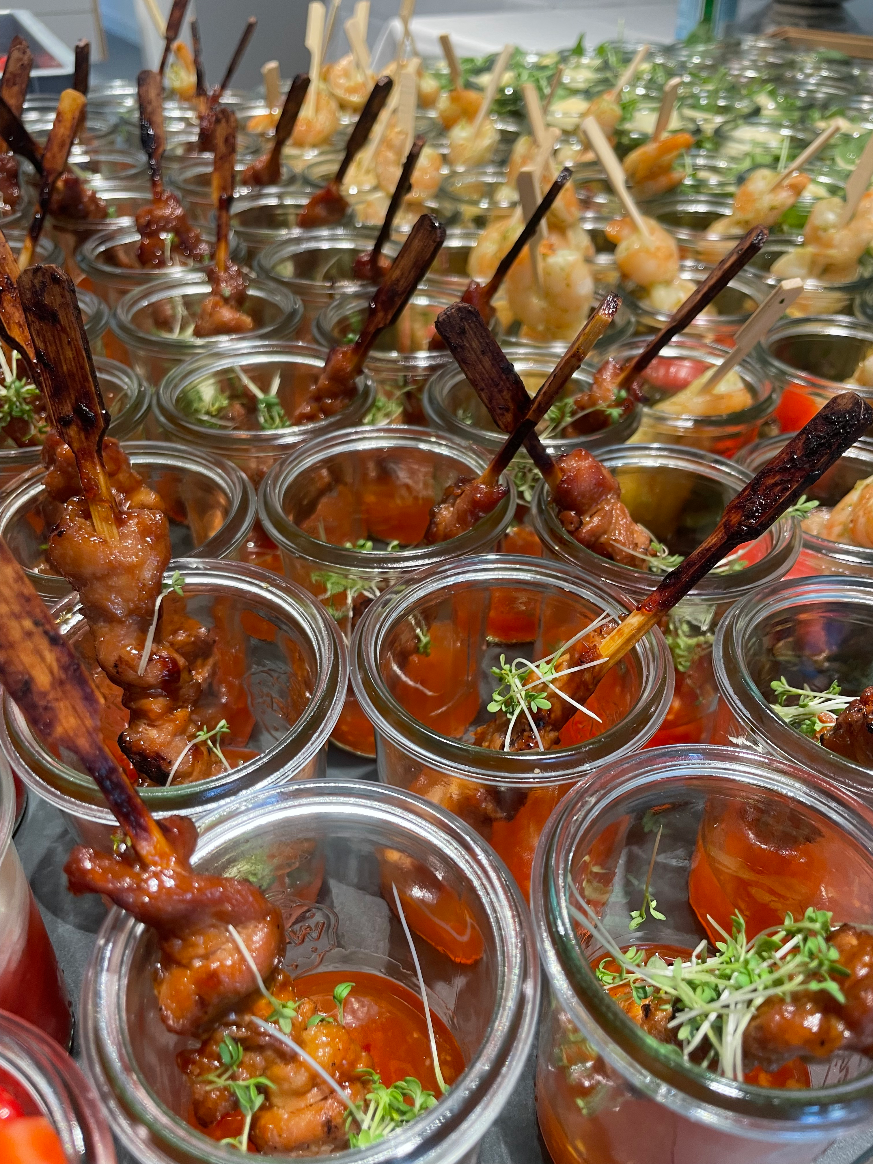 Hähnchenspieße mit Currycreme und Shizzokresse