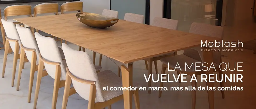 Mesa de comedor de madera natural con sillas tapizadas en ambiente luminoso – Moblash