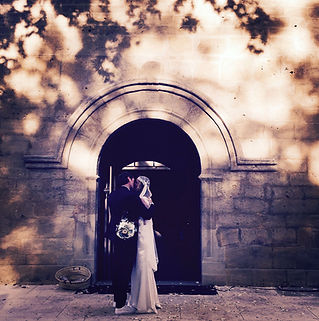 Robe de mariée dos nu plongeant Quiqui Lamothe, un dos à la Mireille Darc version lacée, en soie chanvre, mariage bohème à Vaugines