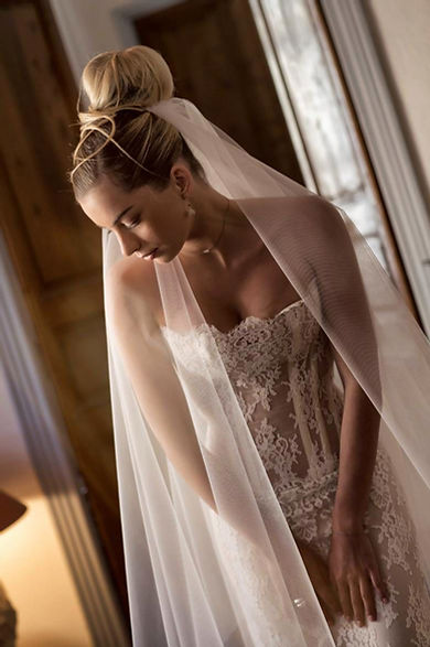Robe de mariée dentelle à bustier et son long voile