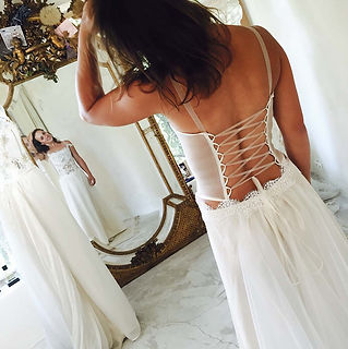 Robe de mariée Quiqui Lamothe bohème avec un bustier plastron dentelle customisé avec de la terre et des svarovskis