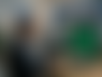 Profesional analizando métricas positivas mientras los clientes experimentan problemas en la atención al cliente