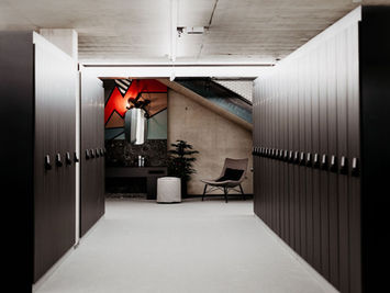 Skidepotschränke in schwarzem Holzdekor mit moderner Art im Hintergrund