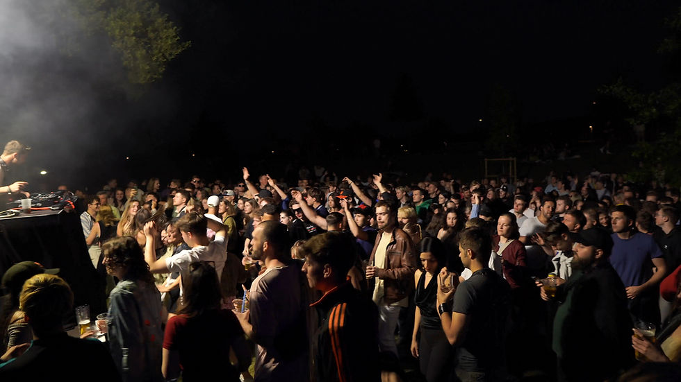 #Stadtwerke-Sommer - Elektronische Beats beim Rave im TaunaBad