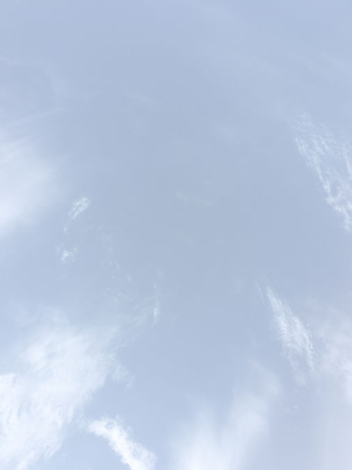 Himmel med moln ( blå bakgrund för bildspel)_edited.jpg