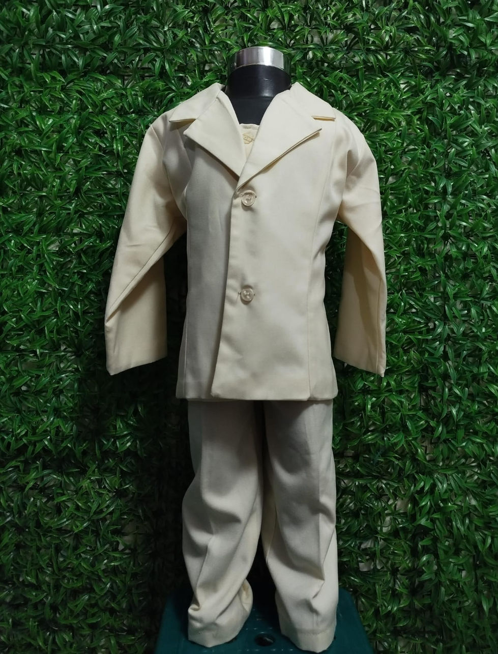 Traje blanco sin camisa
Talla 3