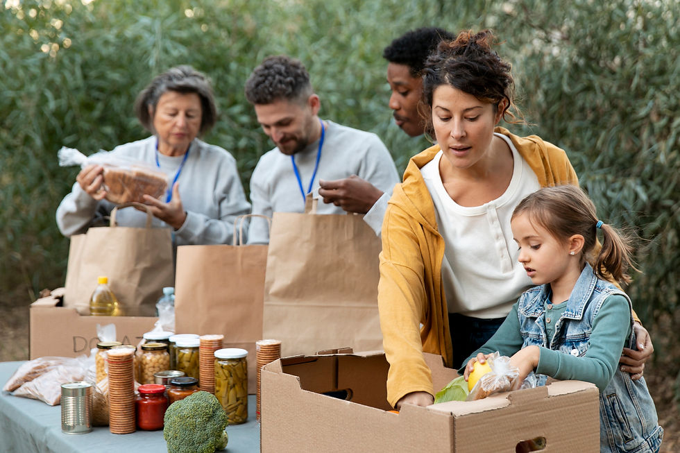 pessoas-arrecadando-doacoes-de-alimentos-tiro-medio.jpg