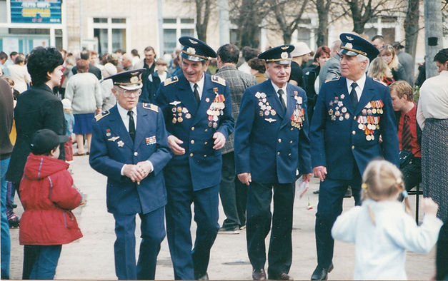 9мая 2-й слева.jpg