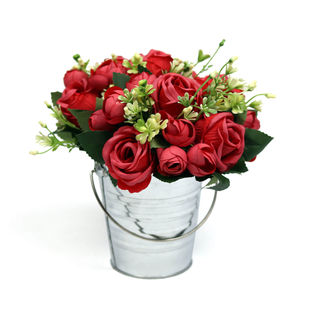 Location de bouquet de fleurs dans un petit sceau pour votre événement thématique.