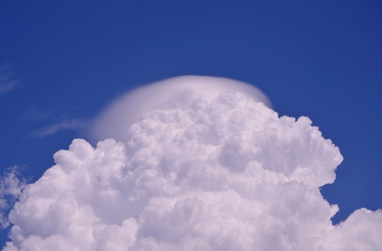 Cumulus congestus avec pileus, ciel d'orage