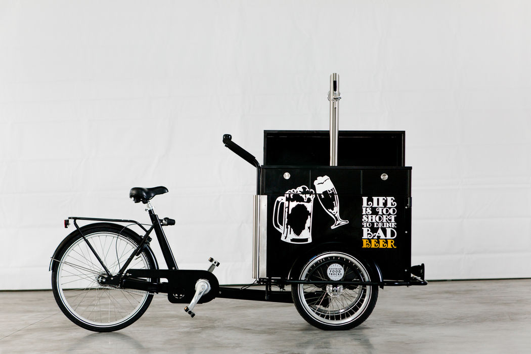 Schwarzes Lastenfahrrad mit Bierzapfanlage und Text "LIFE IS BETTER WITH A BEER. BAR."