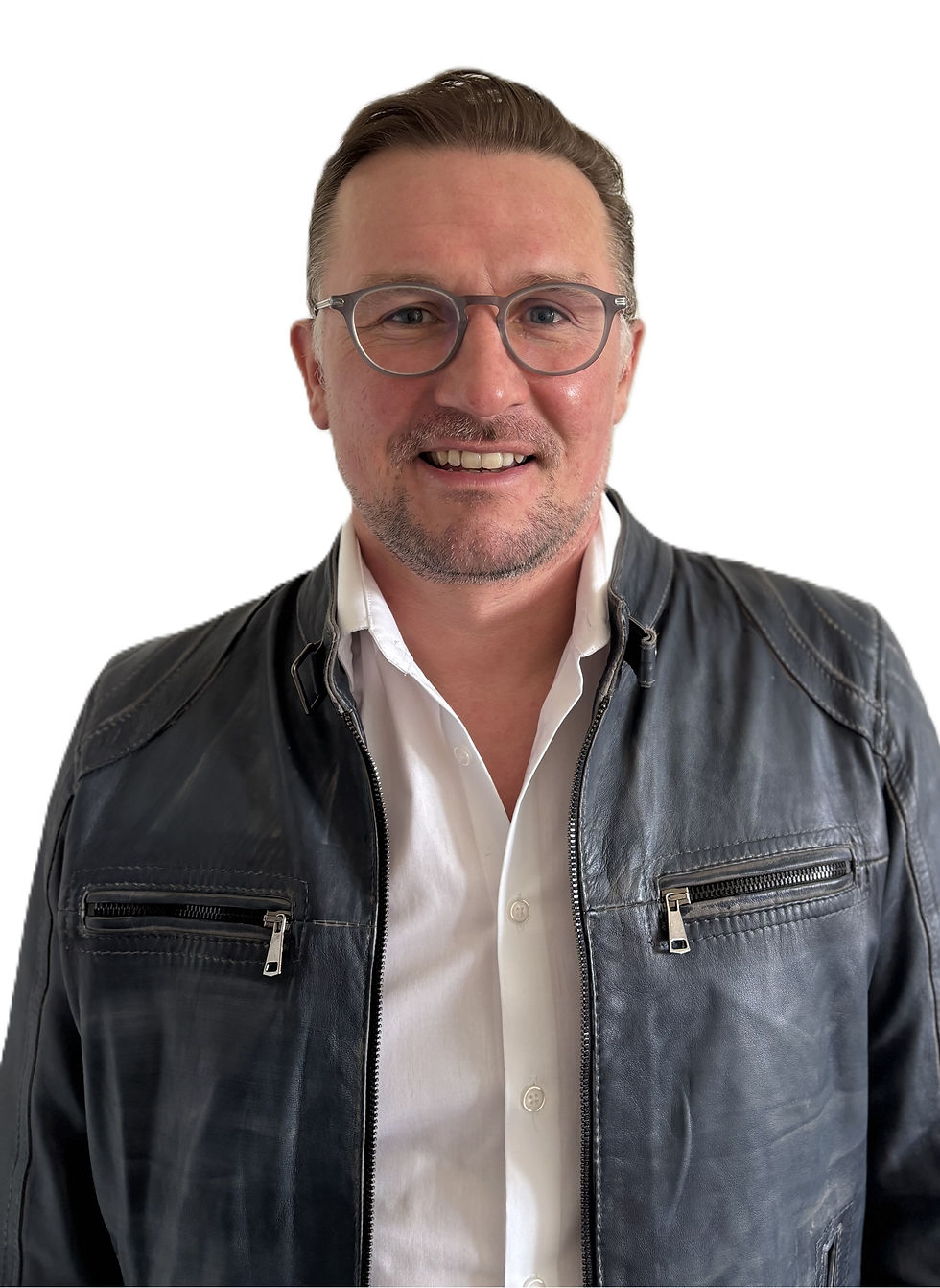 Ein lächelnder Mann mit Brille und Lederjacke auf der Über mich Seite