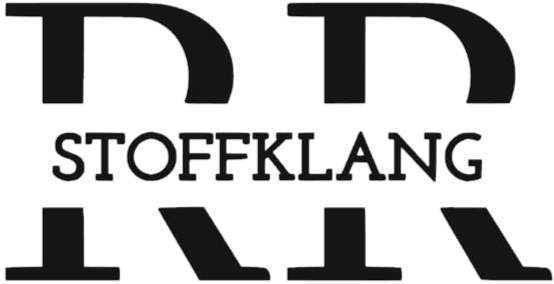 Logo STOFFKLANG mit geschwungenen schwarzen Buchstaben und Formen.