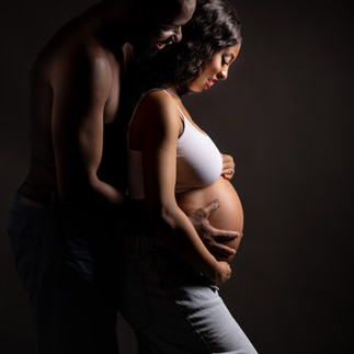 Man and women staning for maternity photography in Dubai 