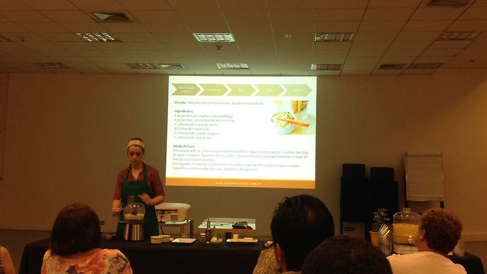 Natália Utikava em oficina sobre alimentação vegetal e tofu no SESC Pinheiros