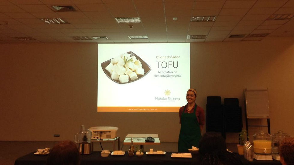 Natália Utikava em oficina sobre alimentação vegetal e tofu no SESC Pinheiros