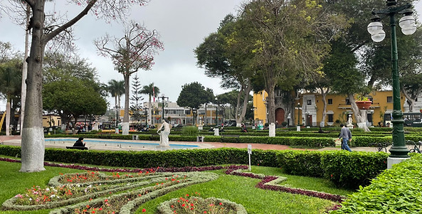 Green park area in Barranco with paths, benches and gardens.
