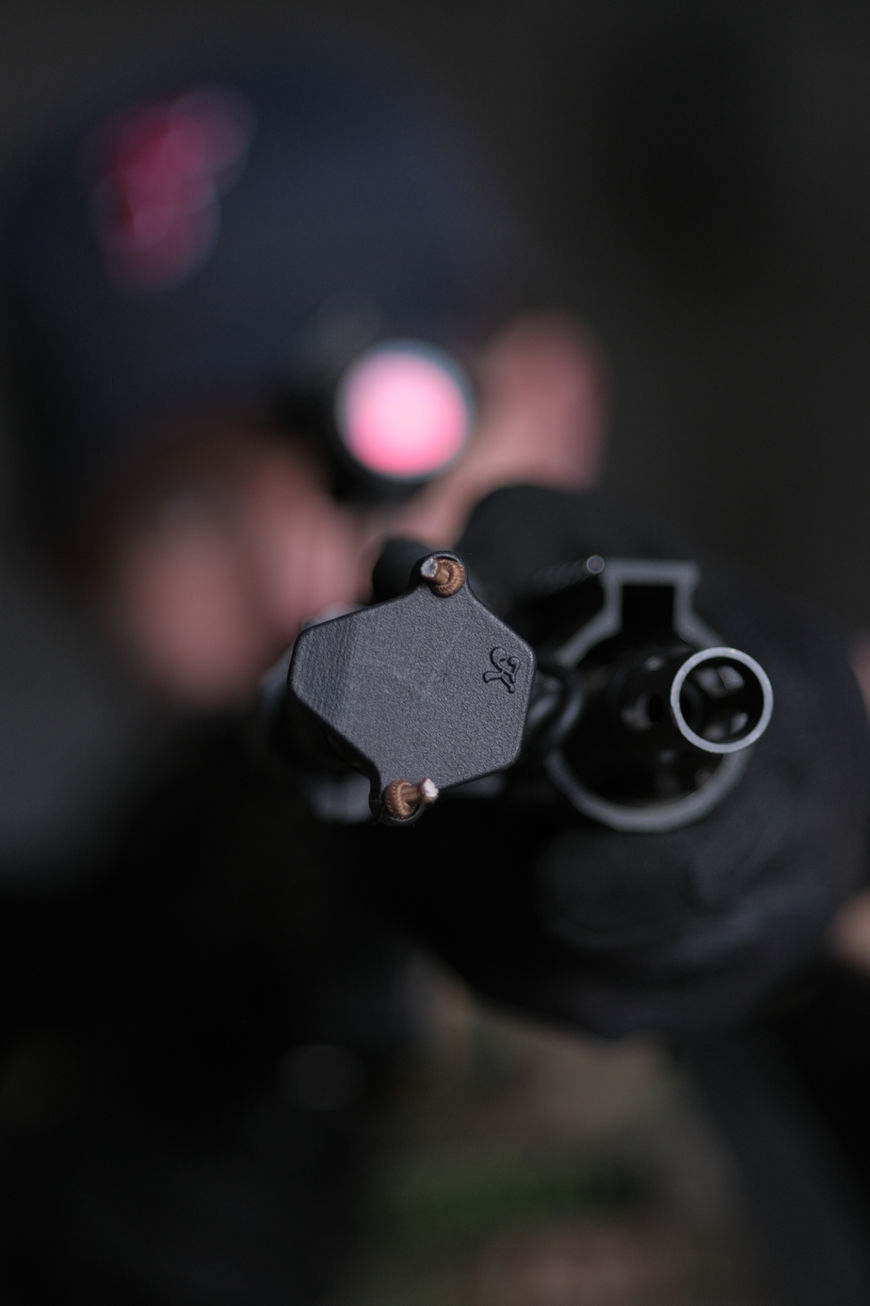 An AR15 with a rifle light that has a closed KOLIBRI.works DEKEL cap to prevent white light negligent discharge