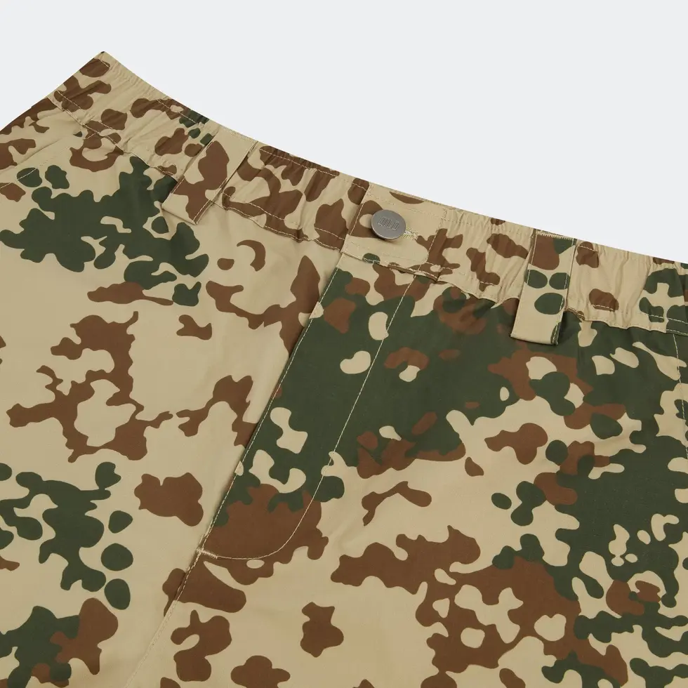 Detailed close up of the front of the QILO EDC Mk. II Tropentarn shorts