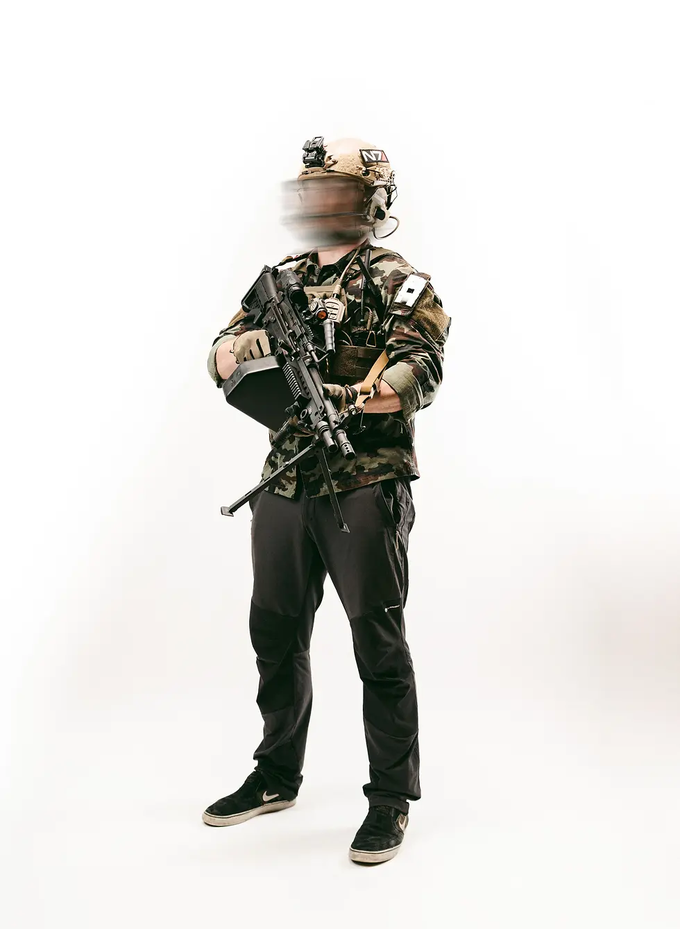 DEVTSIX operator in M91 Slovenian oakleaf camouflage tactical gear, shouldering an M249 SAW with red dot optic and wearing PIG FDT Delta gloves.