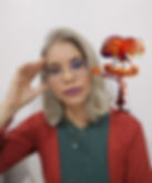 Mulher de frente com mão no rosto e animação em seu ombro