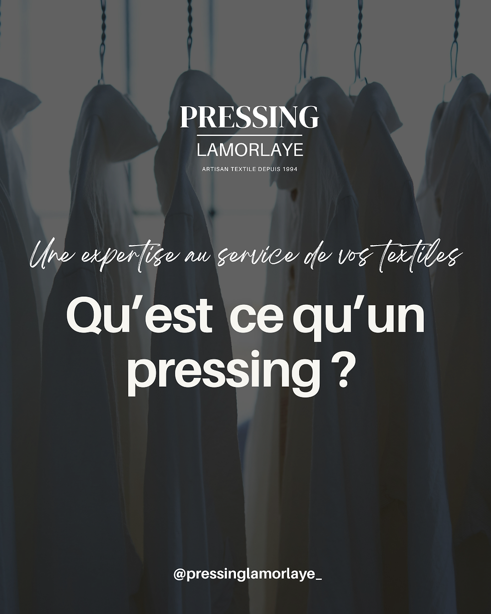 Image montrant plusieurs chemises claires suspendues sur des cintres dans un atelier de pressing. L’ambiance est sobre et professionnelle. Le visuel comporte le logo « Pressing Lamorlaye – Artisan textile depuis 1994 » ainsi que le texte « Une expertise au service de vos textiles » et le titre principal « Qu’est-ce qu’un pressing ? », avec le nom du compte Instagram @pressinglamorlaye_ en bas de l’image.