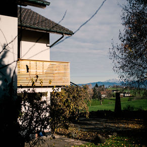 Holzgeländer-Renovation eines Balkons.