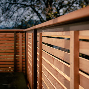 Holzgeländer-Renovation eines Balkons.