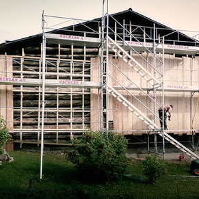 Die geschiftete Fassade besteht aus Lärchenholz.
Die Fassade wurde auf den originalen Blockbau montiert.