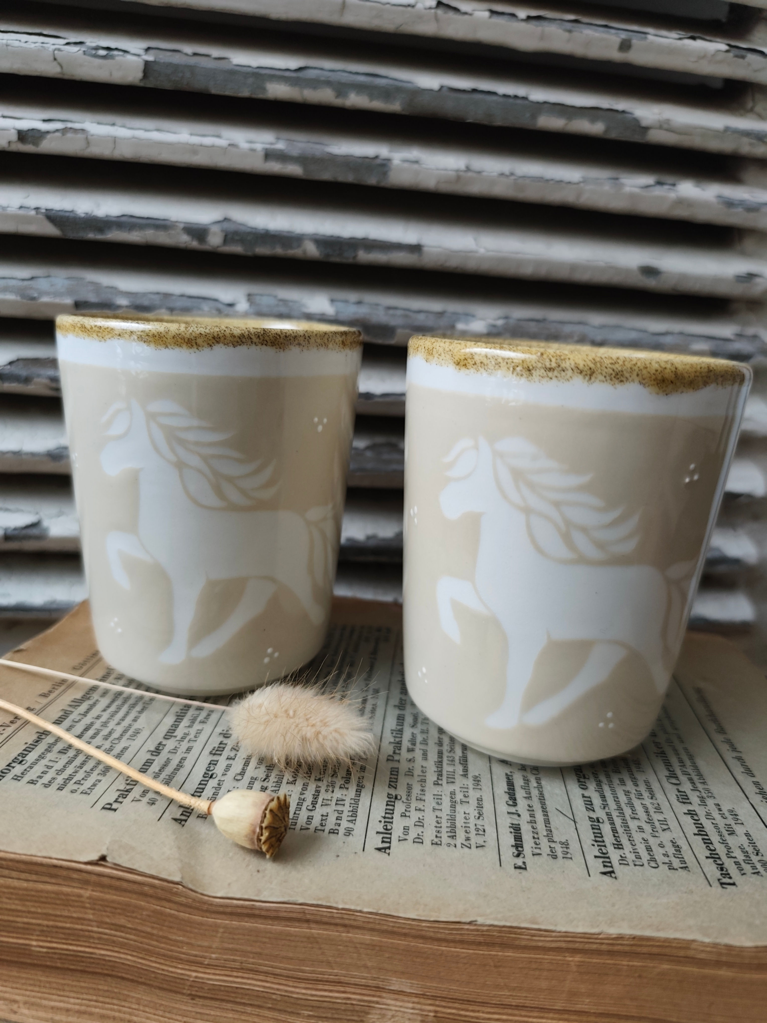 Champagner farbener Tölter Becher mit gold-farbenen Rand