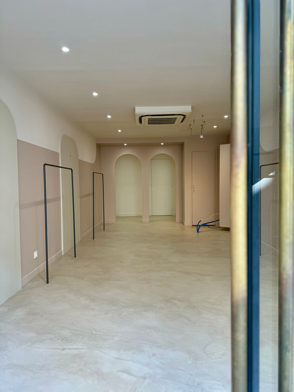 Béton ciré microcemento microcement 
Paris boutique vêtements prêt à porter
rénovation boutique
Paris
7ème arrondissement
décoration intérieur déco sol béton architecture architecte ile de france charente maritime devis matieres delaunoy béton ciré décoratif rénovation  France 
béton décoratif
